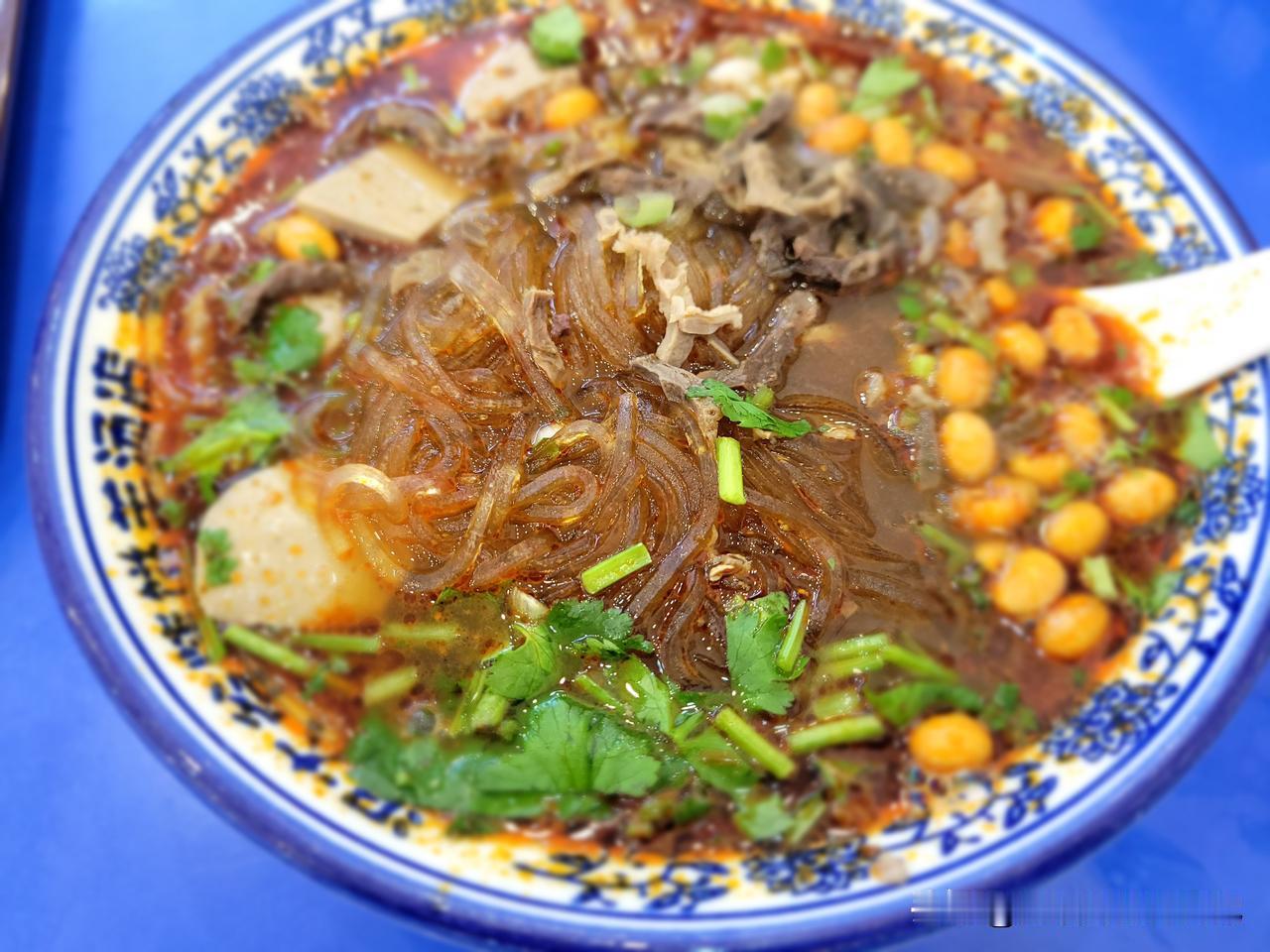 今天睡了个自然醒，早午饭老公说不在家吃，带我去外面吃羊杂汤烤饼。我很爱吃那家清真