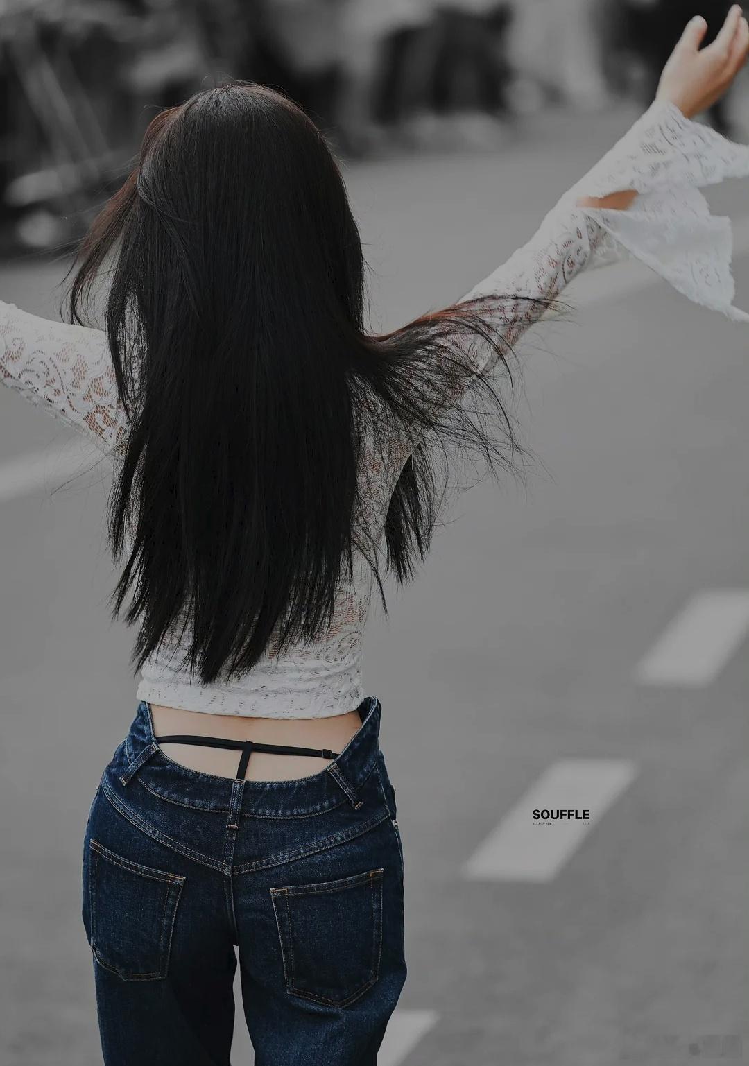 虞书欣后边这个黑色的是内裤吗。。。？跟牛仔裤不是一个色啊