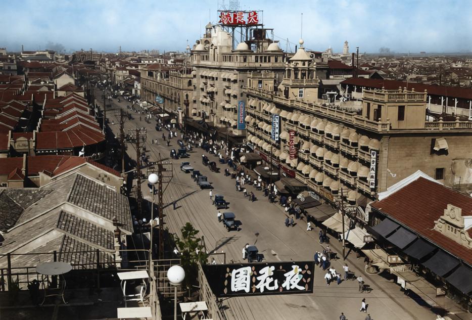 这张照片拍摄于上世纪20年代，武汉汉口江汉路繁华街景，焦点为街角一座标志性西式大