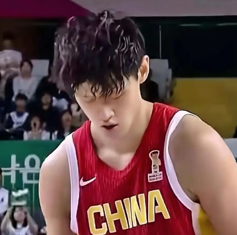 曾凡博和周琦的发型。能打好才怪了曾凡博这是新烫的发型吧，油光蹭亮的，周琦这是