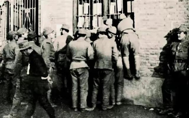 1937年，日军轮流侮辱了郑明德的嫂子，还逼迫他举着蜡烛照明，睁大眼睛看着他们的