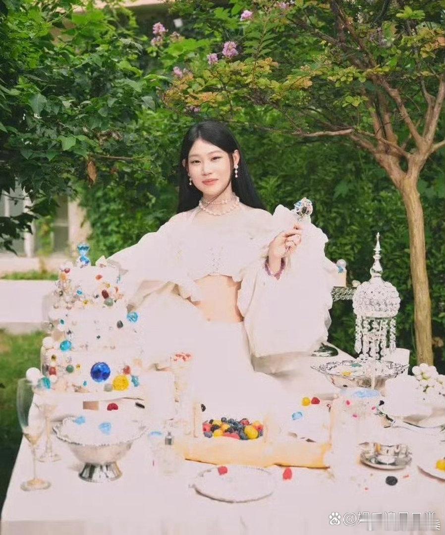 小沈阳女儿晒写真美照，18岁沈佳润单眼皮高级脸超美，明星气质越来越足！