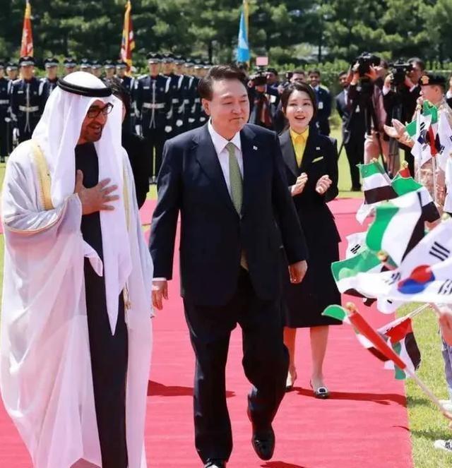 当年阿联酋总统访韩，金建希黑巾包头，皮肤白皙的她好可爱。