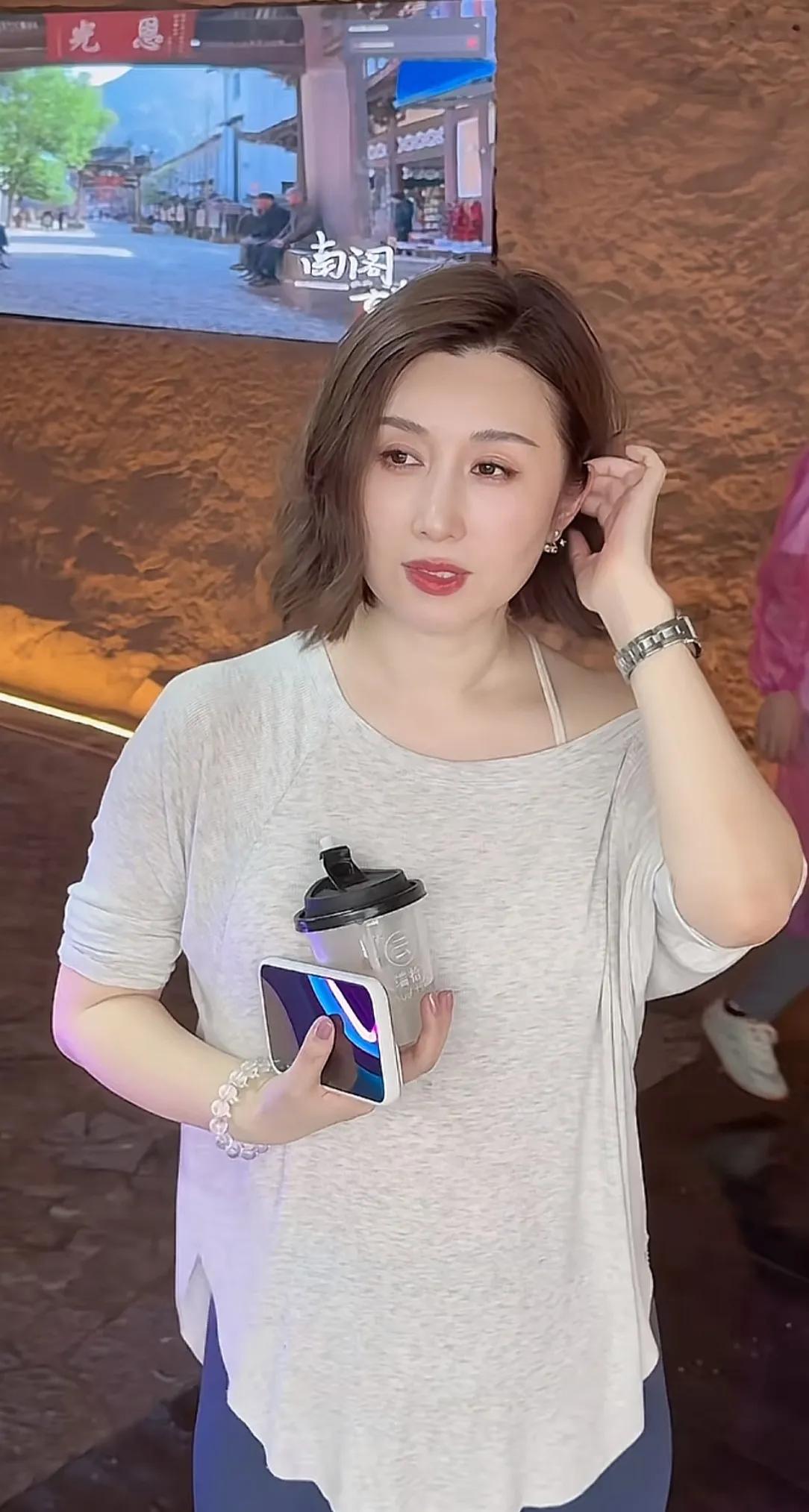 举手投足间尽显优雅知性，微胖身材饱满更具风韵之美。特别是皮肤白皙光滑细腻，这是女
