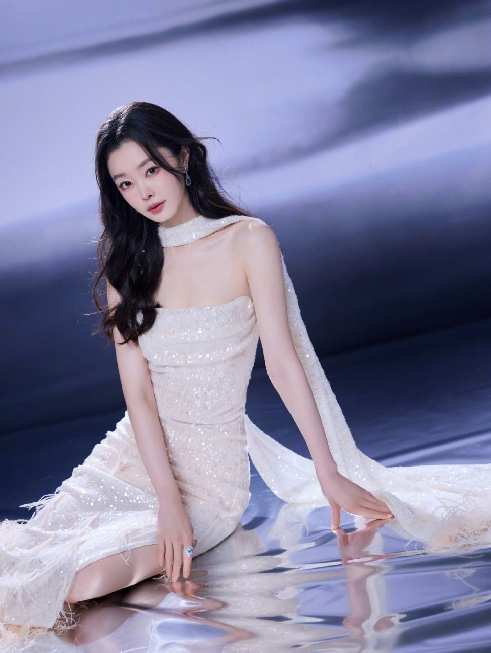 宋轶的气质清新温婉，适配的妆容各有亮点又精准贴合她的特质：伪素颜妆堪称一绝，清透