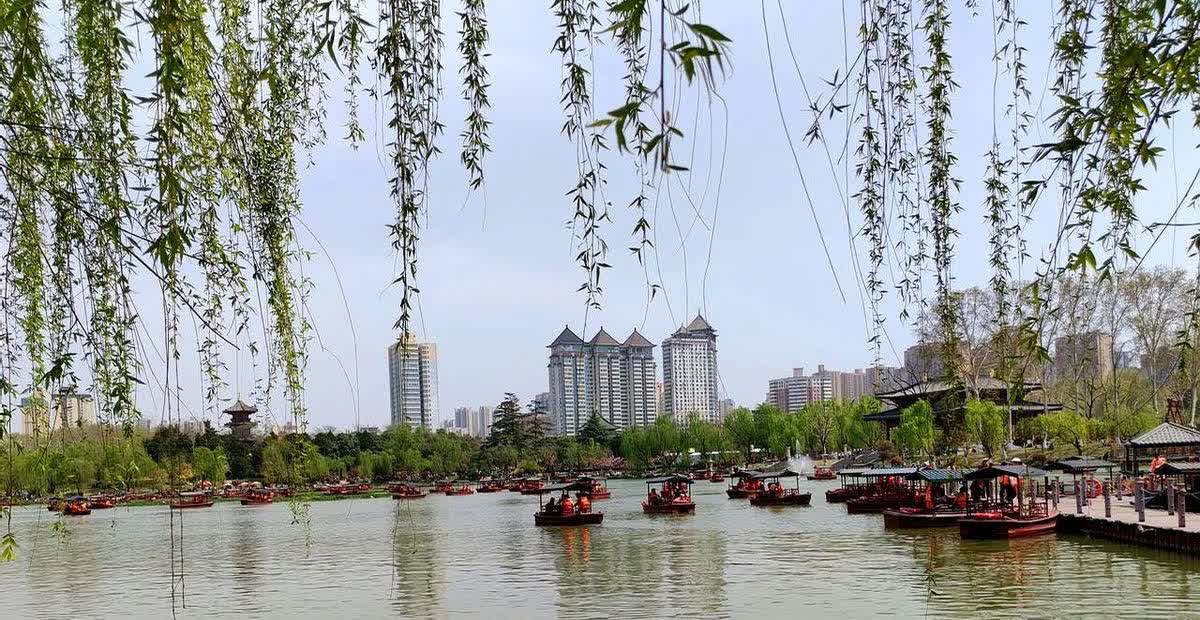 有人说去4s店保养发现一个很奇怪的现象：车主喜欢去围观车保养，休息区的免费饮料和