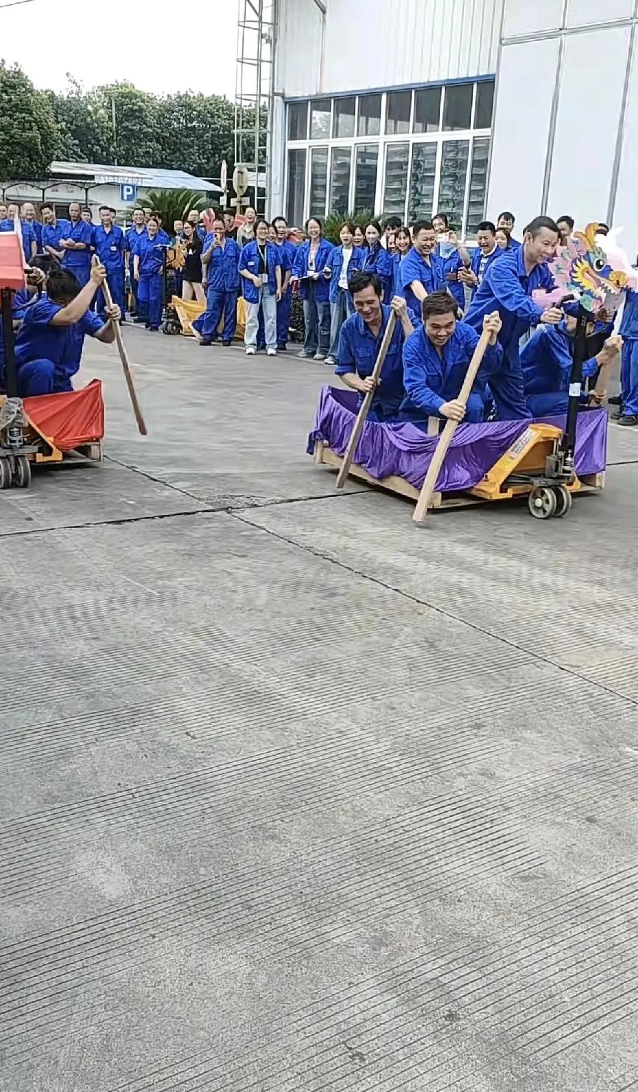 端午节赛龙舟，本就是水上的一项竞技体育运动，但陆上赛龙舟，也是玩出了新花样。