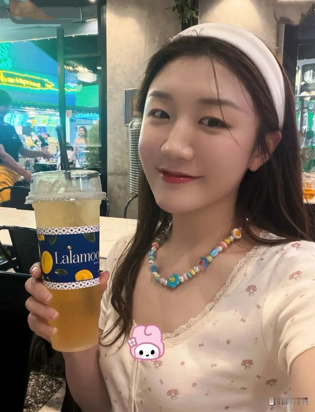 奥运冠军陈梦，现身泰国旅游，既有奥运冠军的飒爽，又有女明星的精致，现在的她，越来