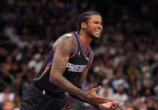 球队球迷，没看懂为什么格林被dnp你说他打的烂吧，阿伦和鸡皮打的也烂啊。干啥