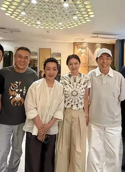 张艺谋的老婆陈婷才44岁，但是看起来与张嘉益的老婆王海燕岁数相当，这是咋回事？