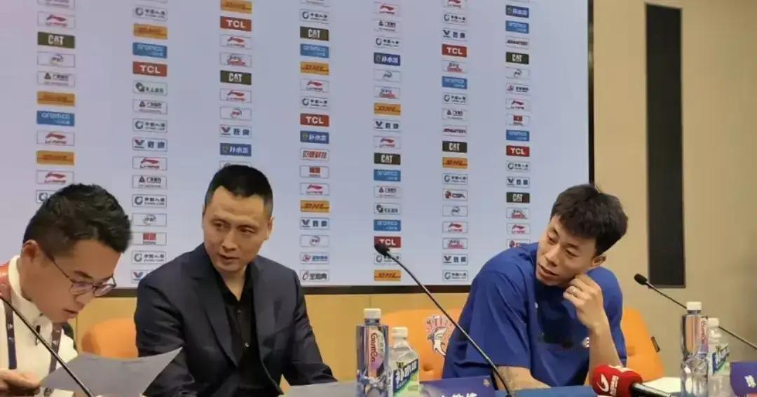 8篮板球员缺席发布会，联盟新规首次翻车昨晚赛后，张镇麟独自坐台，按规定他本