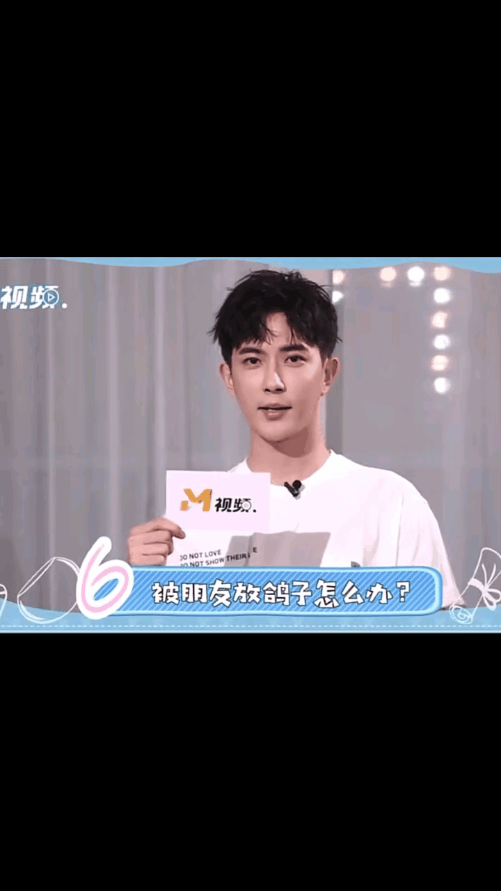 谁没见过小鱼儿早期快问快答里的笑啊！那才叫鲜活咧嘴笑时牙齿亮堂堂的，就算捂眼