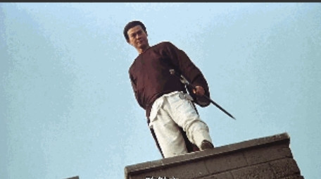 1993年，李连杰拍《黄飞鸿》时与嘉和公司矛盾公开化，顶住各方压力成立正东电影公