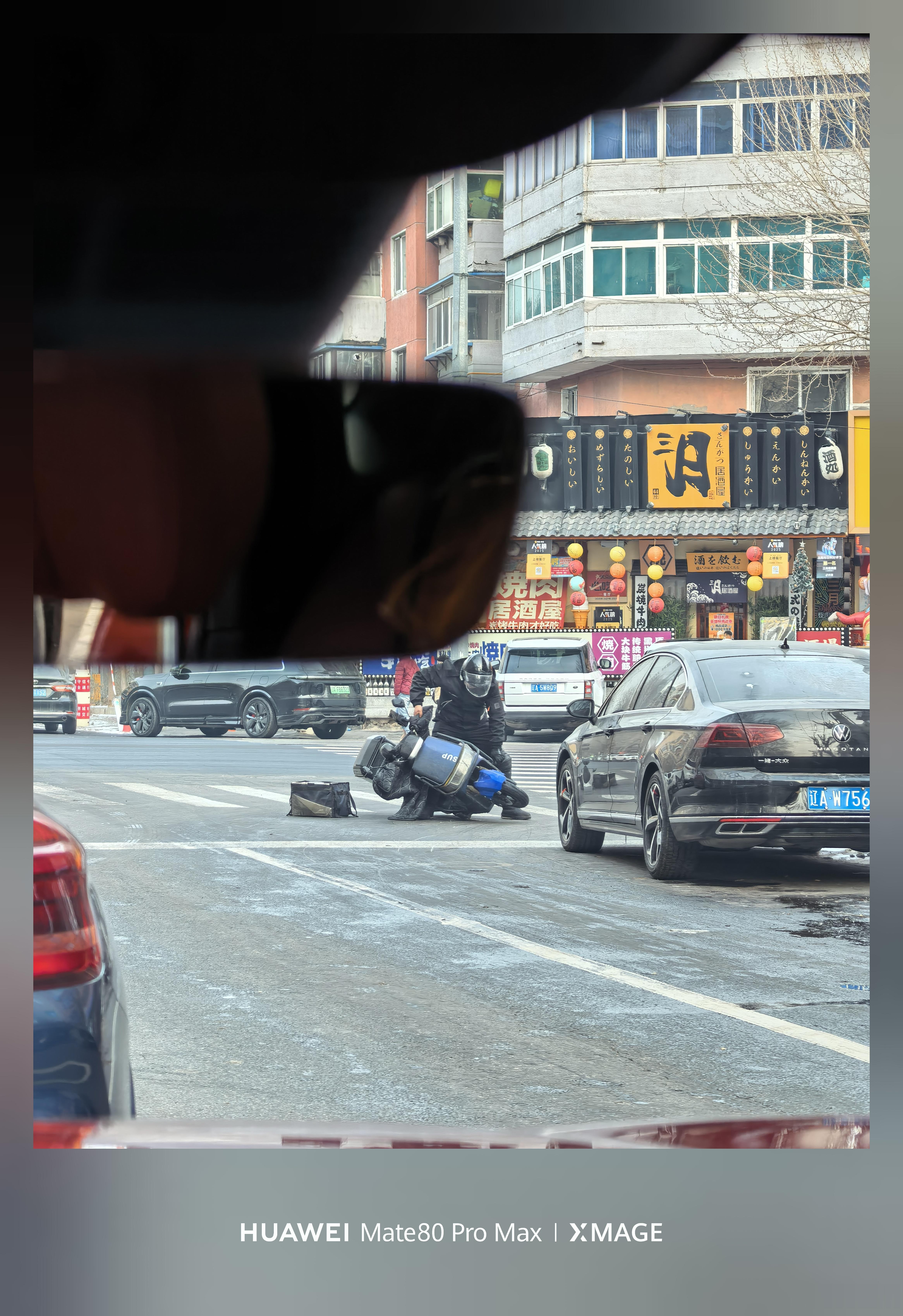 大哥正常开着突然就滑倒了，吓我一跳这路面看着没啥，其实有层薄薄的冰，走过去还挺滑