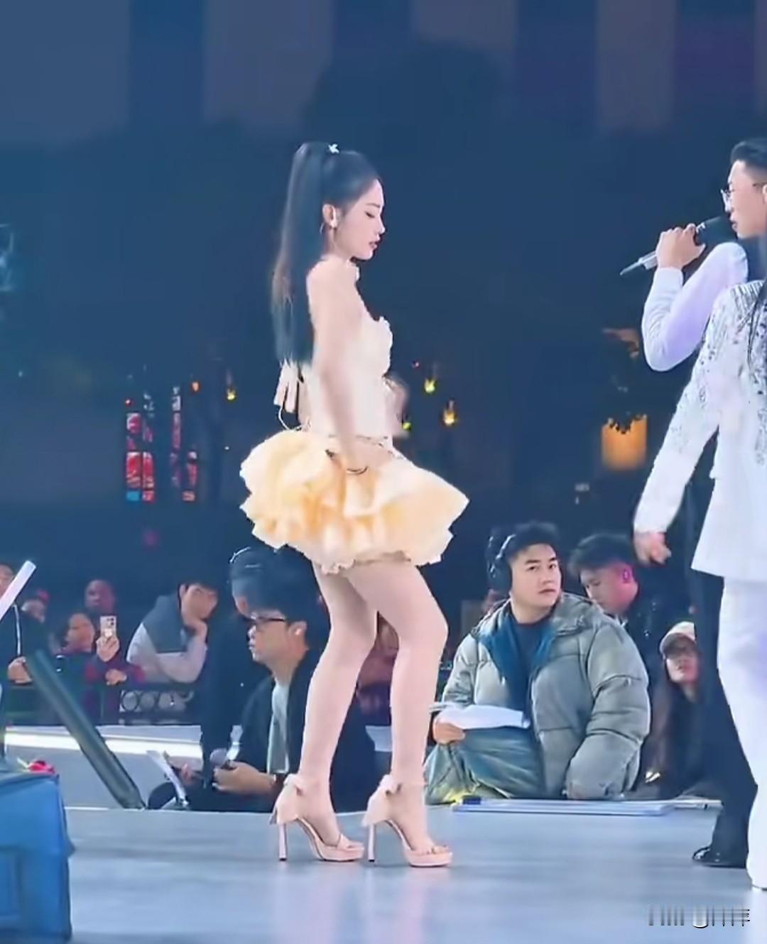 在郭有才的户外直播舞台上，领舞李佰万的一段表演意外出圈——没有花里胡哨的动作，就