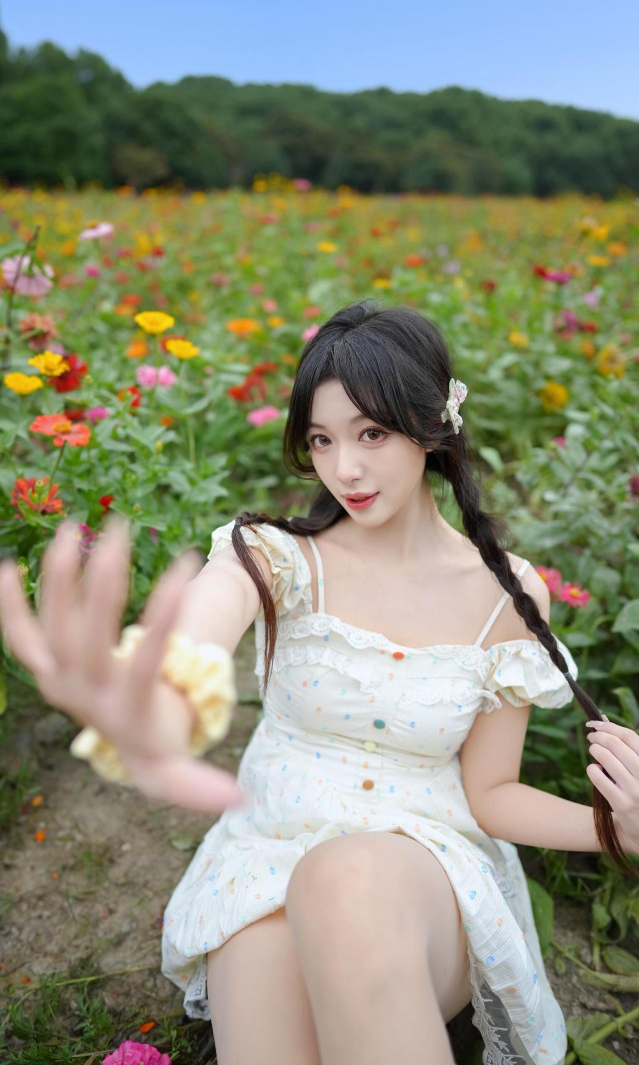 勇敢丰盛，自在如风。花海中的她，笑靥明媚如初绽的花；双辫轻扬，恍若林间流