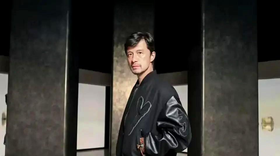 佟晨洁这三位前任，真是活出了三种人生！51岁的谢晖，离婚后娶了俄罗斯老婆，现