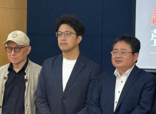 就在刚刚，日裔台籍媒体人矢板明夫发表声明，7月9日，挨打的矢板明夫与“台