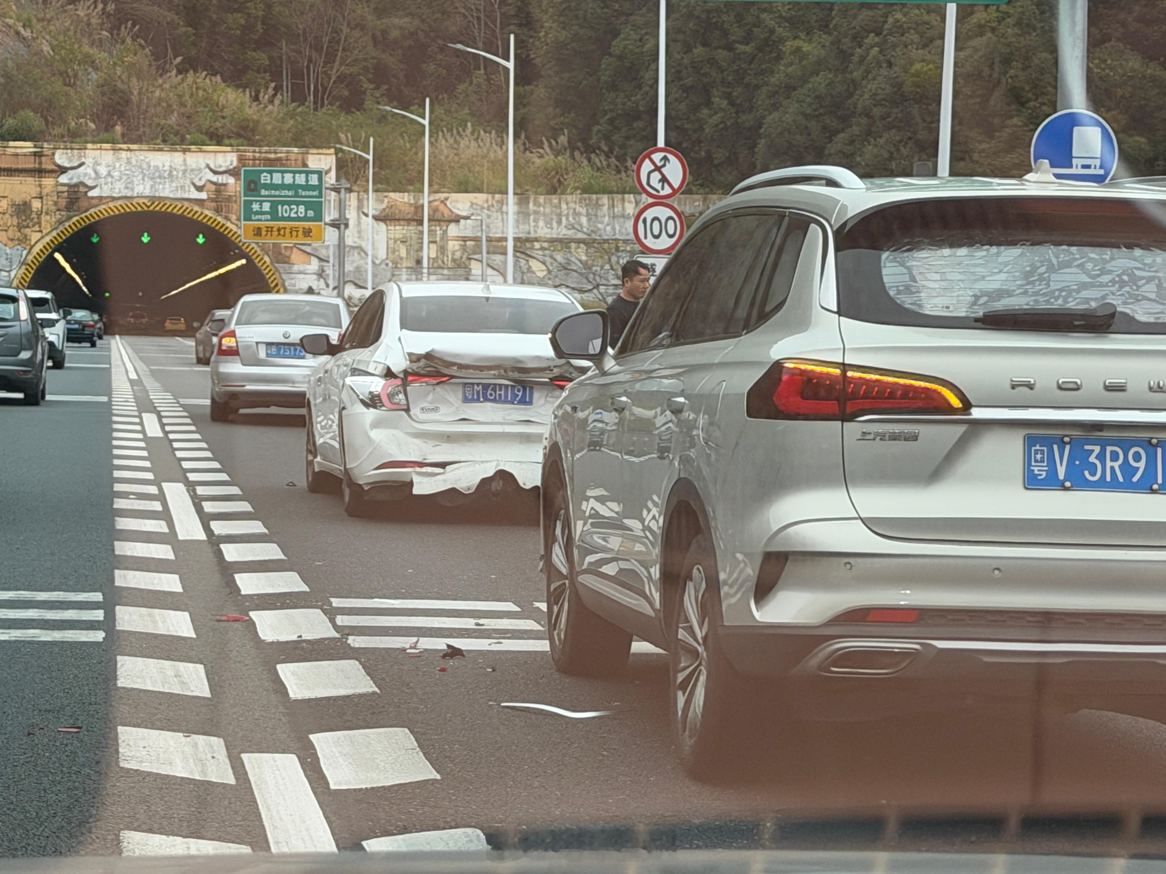 所有连环追尾都是可以避免的……只要行车时留够安全距离