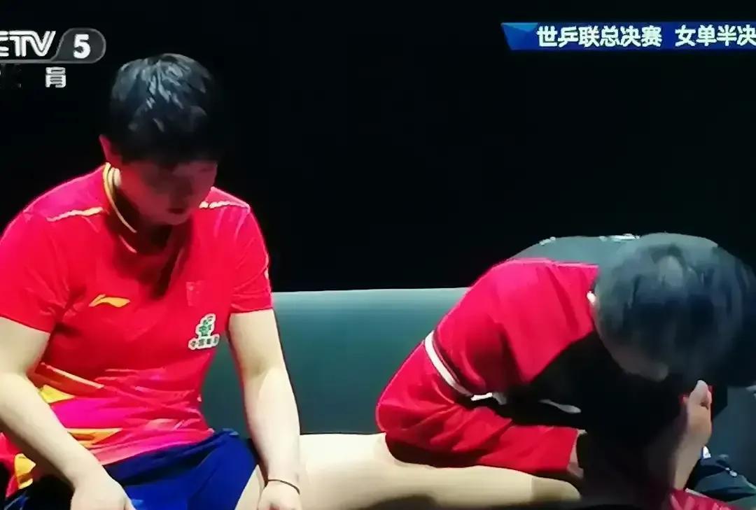 她赢球的右手，现在举不过头顶。医疗暂停时，医生要打封闭，莎莎摇头：“不用，我能盯