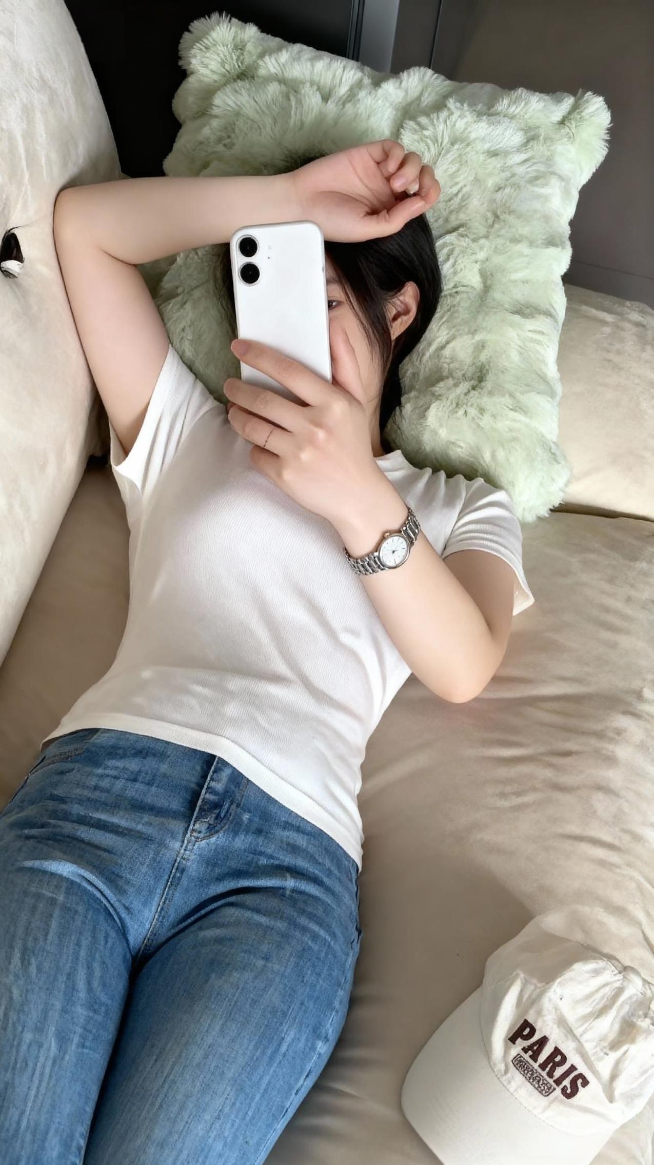 谁懂啊！瘫沙发上才是下班后的正确打开方式刚瘫在沙发上刷了俩小时手机，白T+