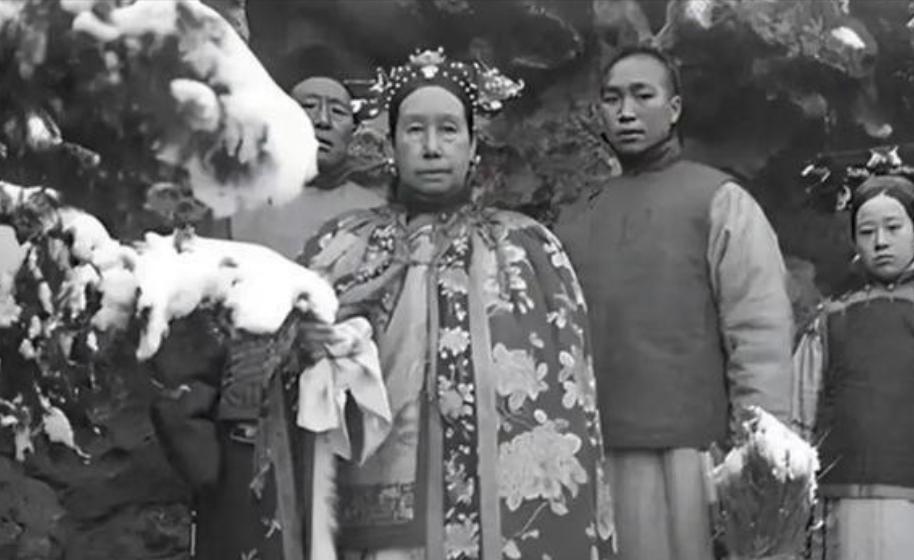 1888年，53岁的慈禧爱上了20岁的侍卫那尔苏，当晚就临幸了他，哪成想，这个举