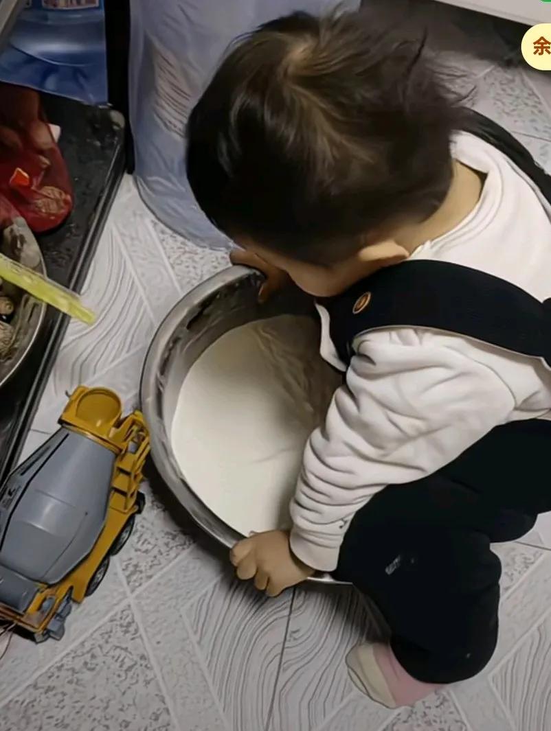女子计划包包子吃，结果稍不注意，孩子蹲在面盆上尿了一泡，原来是孩子趁妈妈出去拿