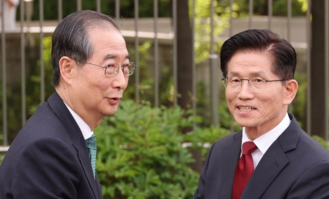 在法院驳回保全申请后，韩国国民力量党候选人金文洙终于屈服了，在9日晚上连夜与前总