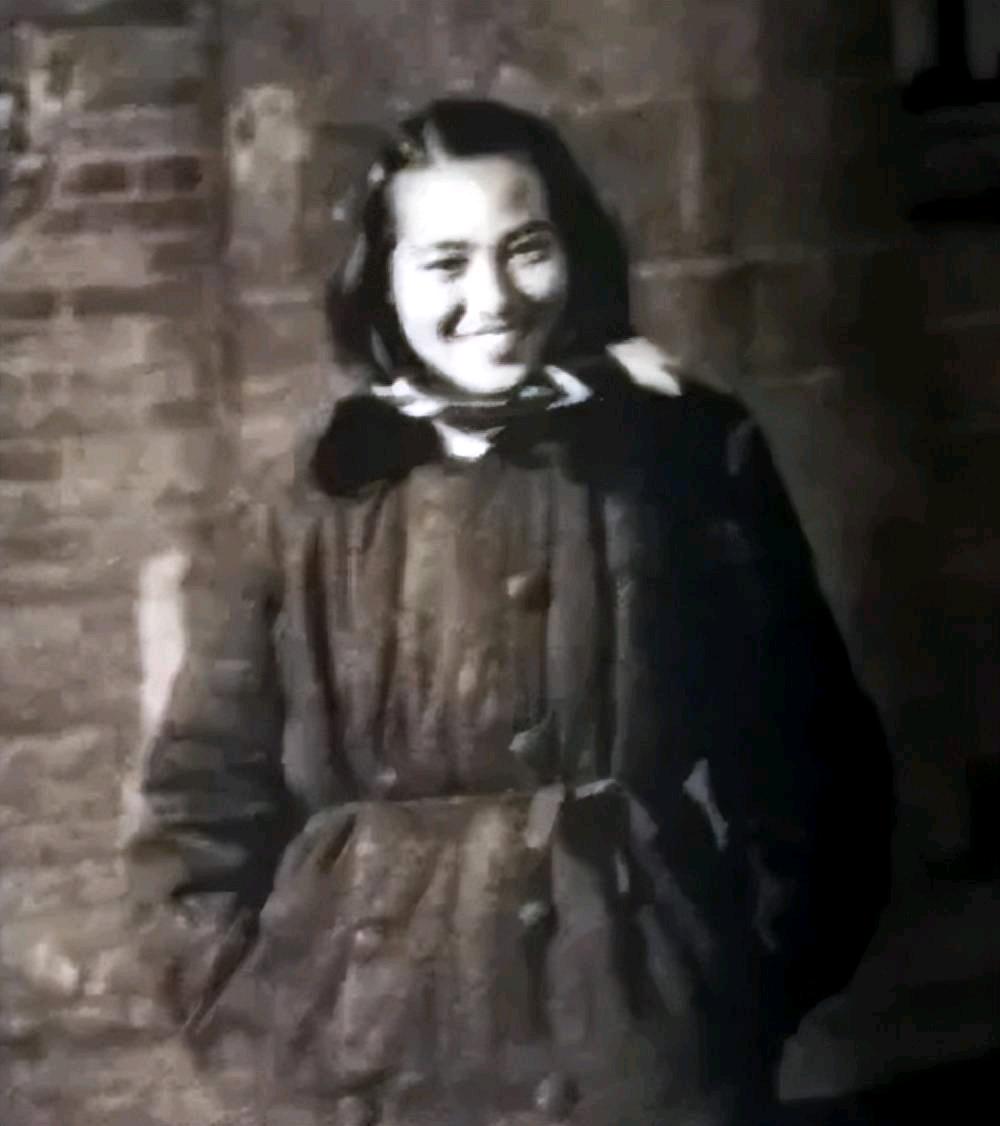 1935年，15岁逃婚成上海名媛，转身赴延安演抗日剧，成延安第一美女，让美国医生