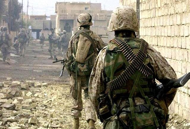 当年打伊拉克，先用导弹开了路，然后陆军进入。现在是人家导弹比他们还猛。这些陆军我