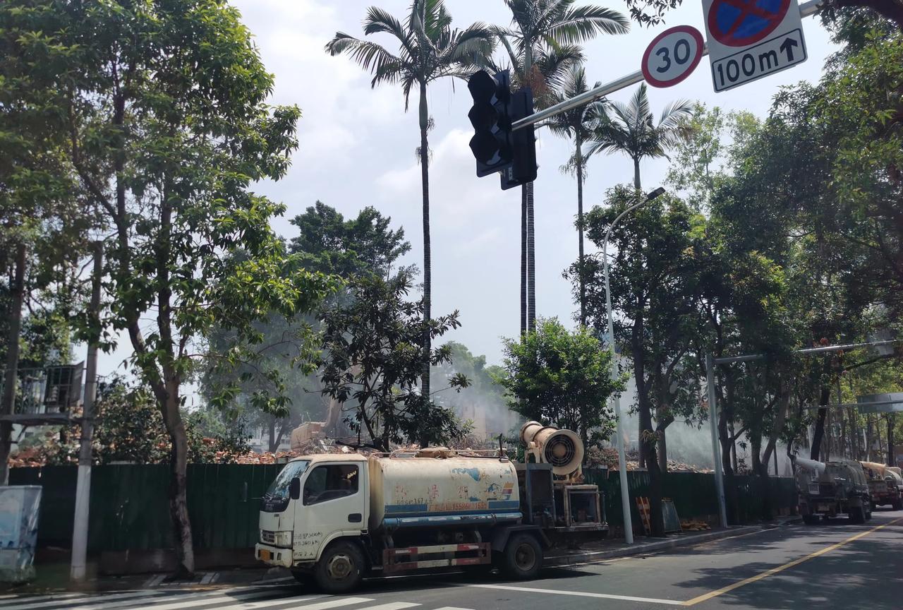 路过香槟路，这一带正在拆迁。包括我朋友的老小区，祥业花园，2003年竣