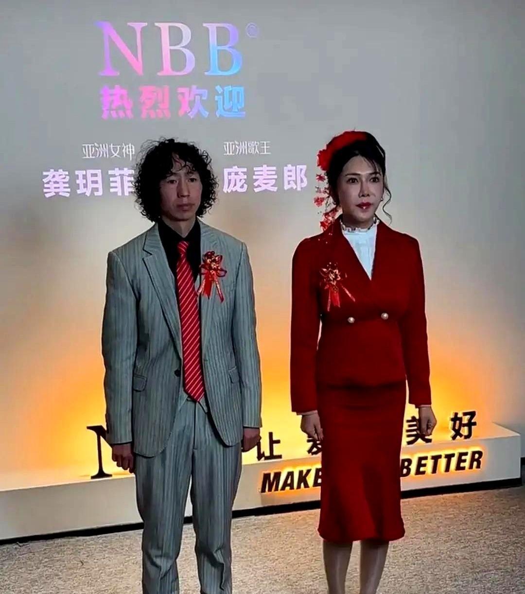 5万出场费，台下只有7个观众。工作人员举着手机假装拍摄，镜头扫过空荡荡的座位—