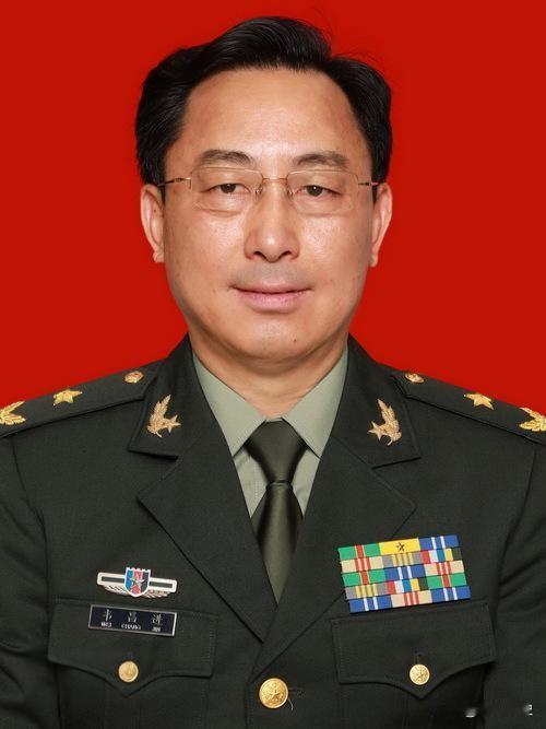 老山阵地眼球被炸出，我塞回眼眶后喊：向我开炮我摸到左眼窝空了。手指探进去