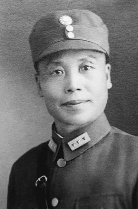 李宗仁能当桂系老大，靠的不是兵多，而是会做人。简单来说就是九个字：能放权，不