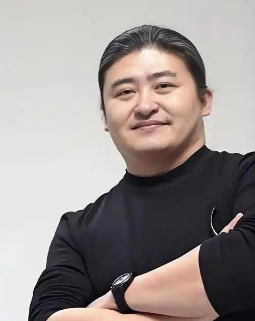 果然面相是会骗人的，​​刘欢就是个例子，看刘欢的面相，国字脸，宽额头，嘴厚而