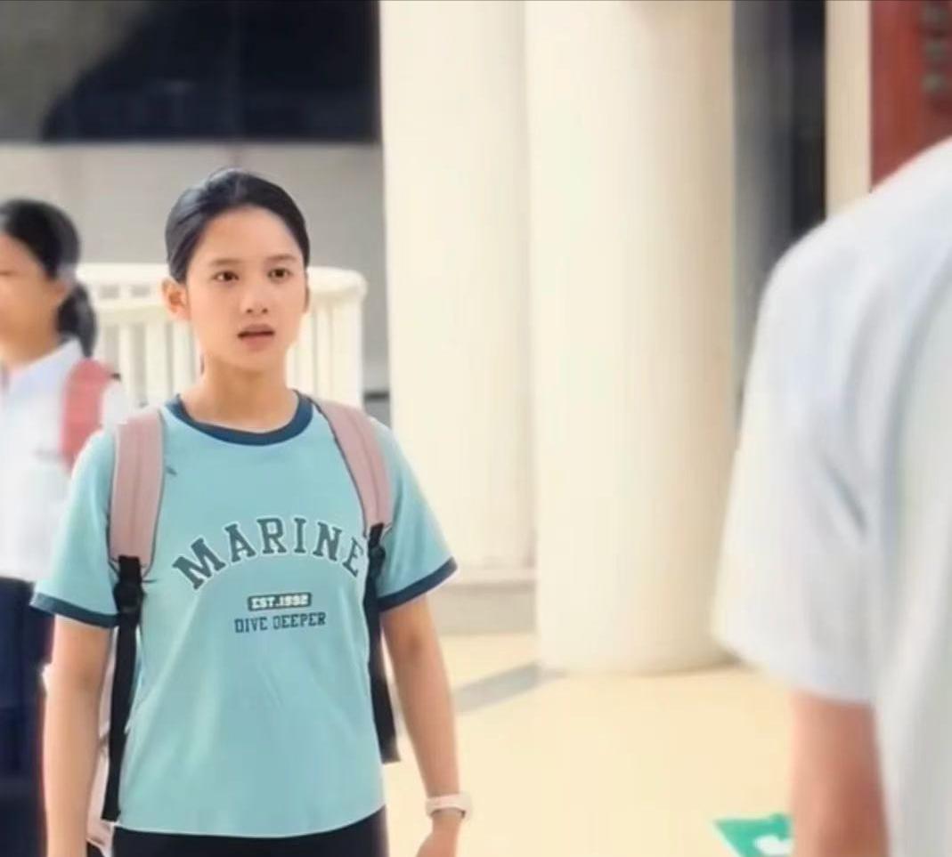 终于有上过学的导演了，看张婧怡演的校园剧，头发梳好扎起来，穿的最普通的圆领短袖