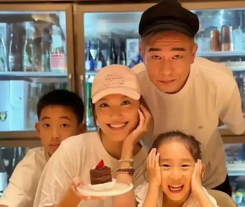 儿子被说像女孩，这届父母反而笑了。应采儿晒圣诞合照，5岁HoHo扎着小辫被