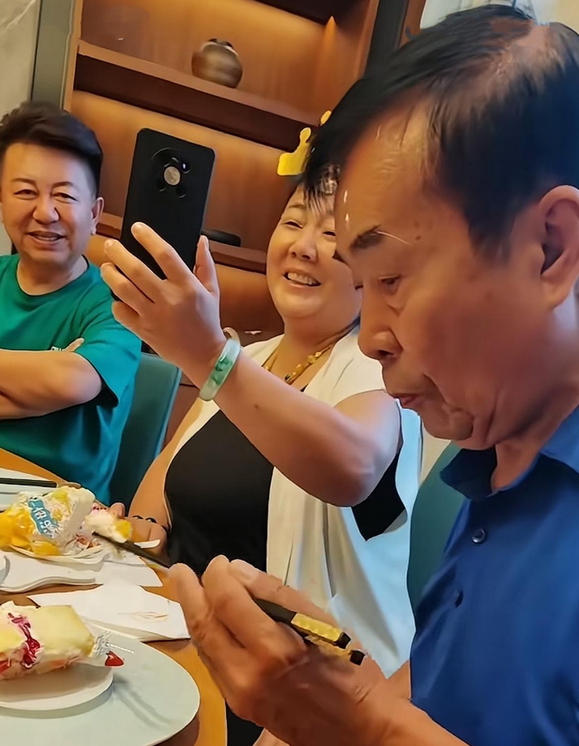 赵本山御用编剧何庆魁为小20多岁的妻子庆生，“继子”何树成出席，态度变化大，给人