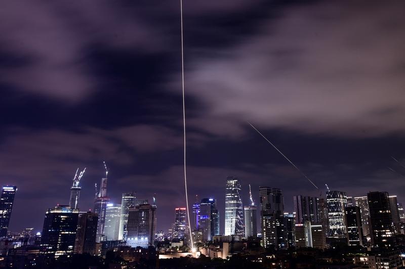 合肥拆迁这事真是让人五味杂陈。有村民房屋拆迁8年未安置，户籍争议成补偿焦点，引发