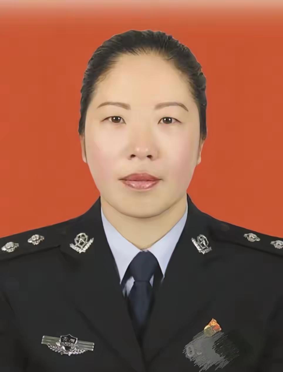 贵州女警一个月挣几千块，大哥和弟弟先后走了留下7个孩子，她全要，一养就是17年，