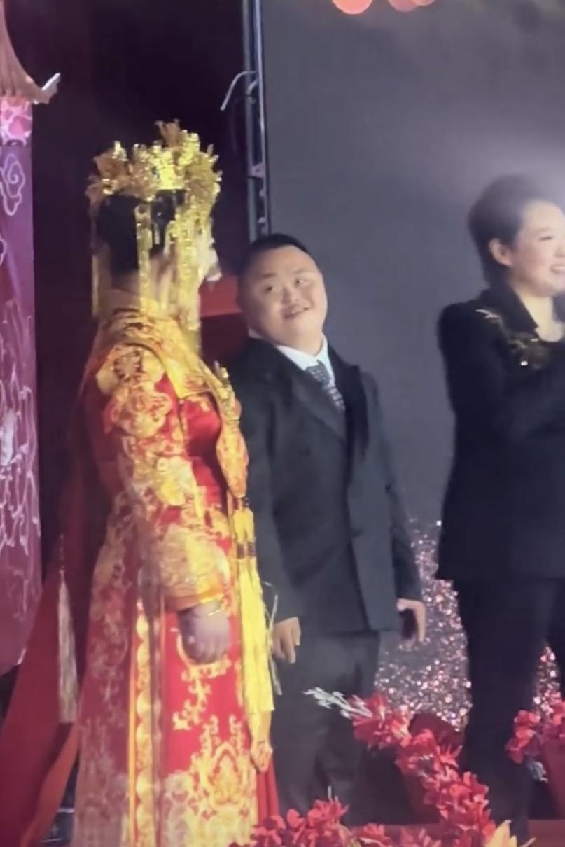 分明嫁给了一个唐氏综合症患者她却硬说自己嫁给了爱情主持人更绝，直接夸唐氏儿是