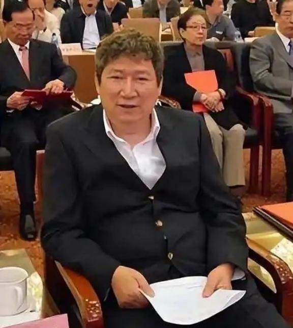 1993年，这个继承了女人60亿遗产的男人，终于吐露出了自己的真实想法，“她比我