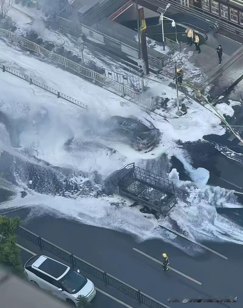 油火突袭广州闹市！13分钟生死救援背后，电动车丛林埋隐患