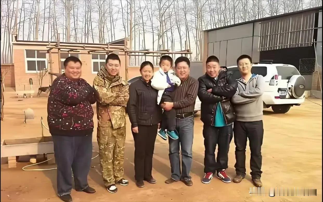 德云老照片。左起，还没胖的孙越、帅气的冯照洋、貌美的谦嫂、怀抱的于思洋、相声皇