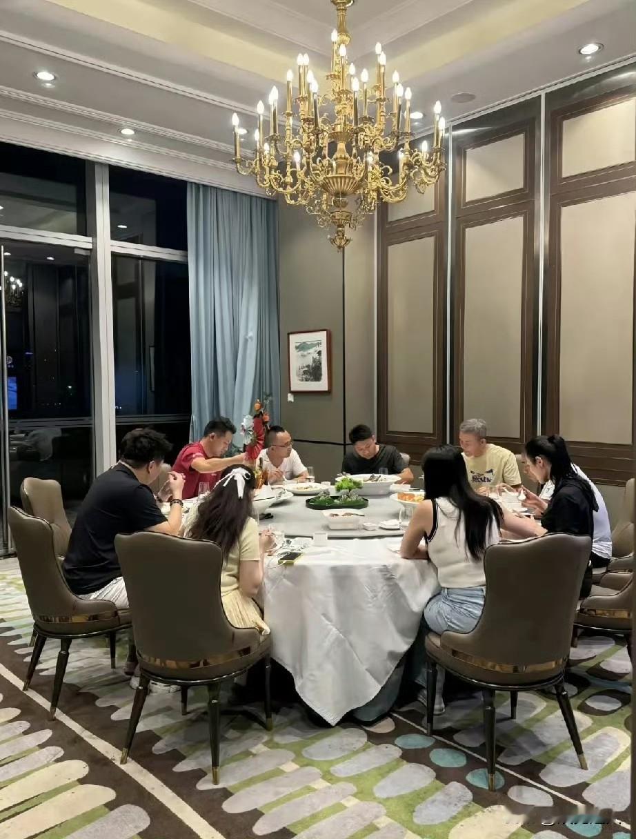 邓文迪一身珠光宝气，百亿身家的大女儿却穿着朴素带男友旅游，完全没有名媛的骄奢劲儿