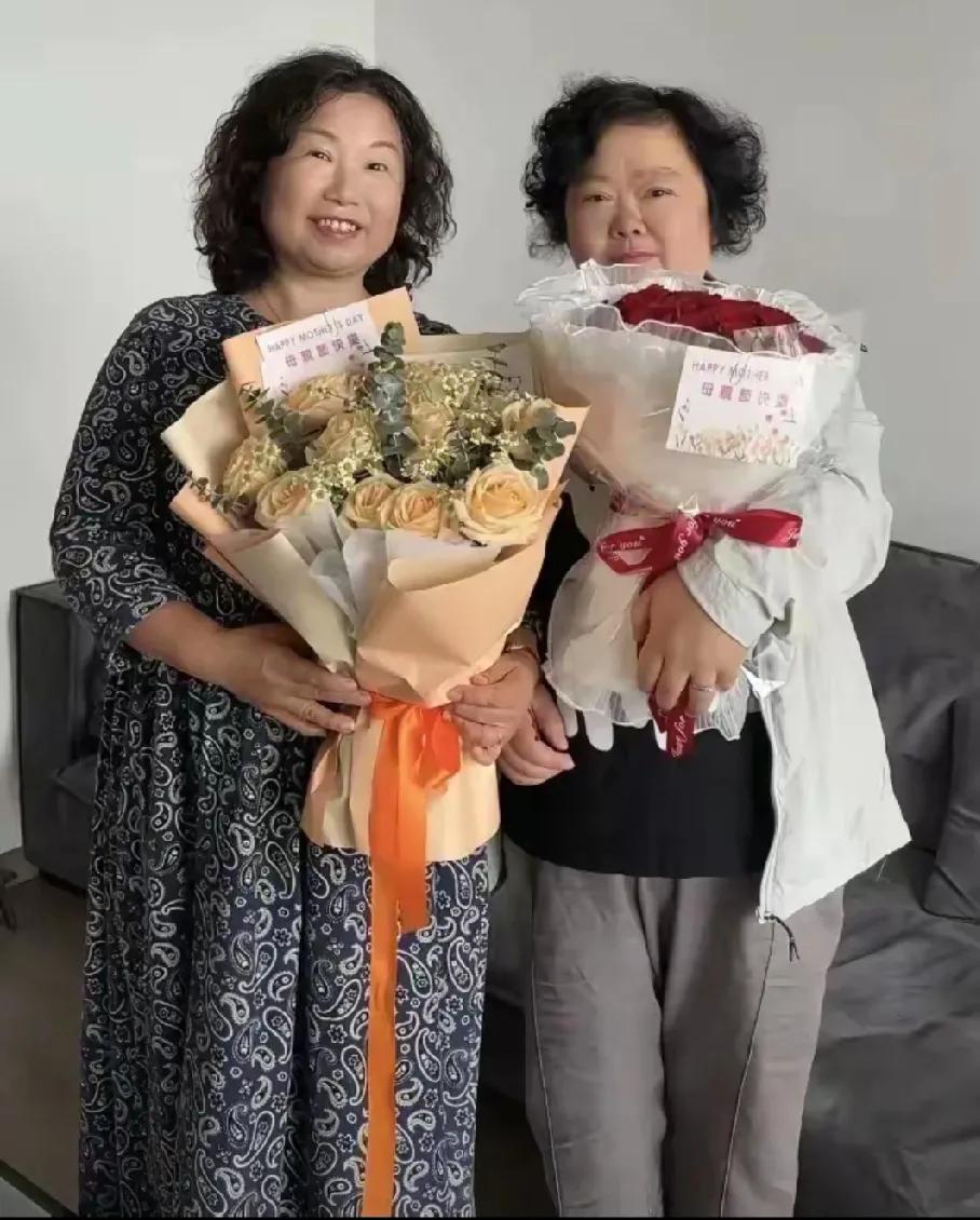 熊磊妈妈比以前胖了好多，果然受伤的只有许敏。2025年7月初，熊磊及其家庭因