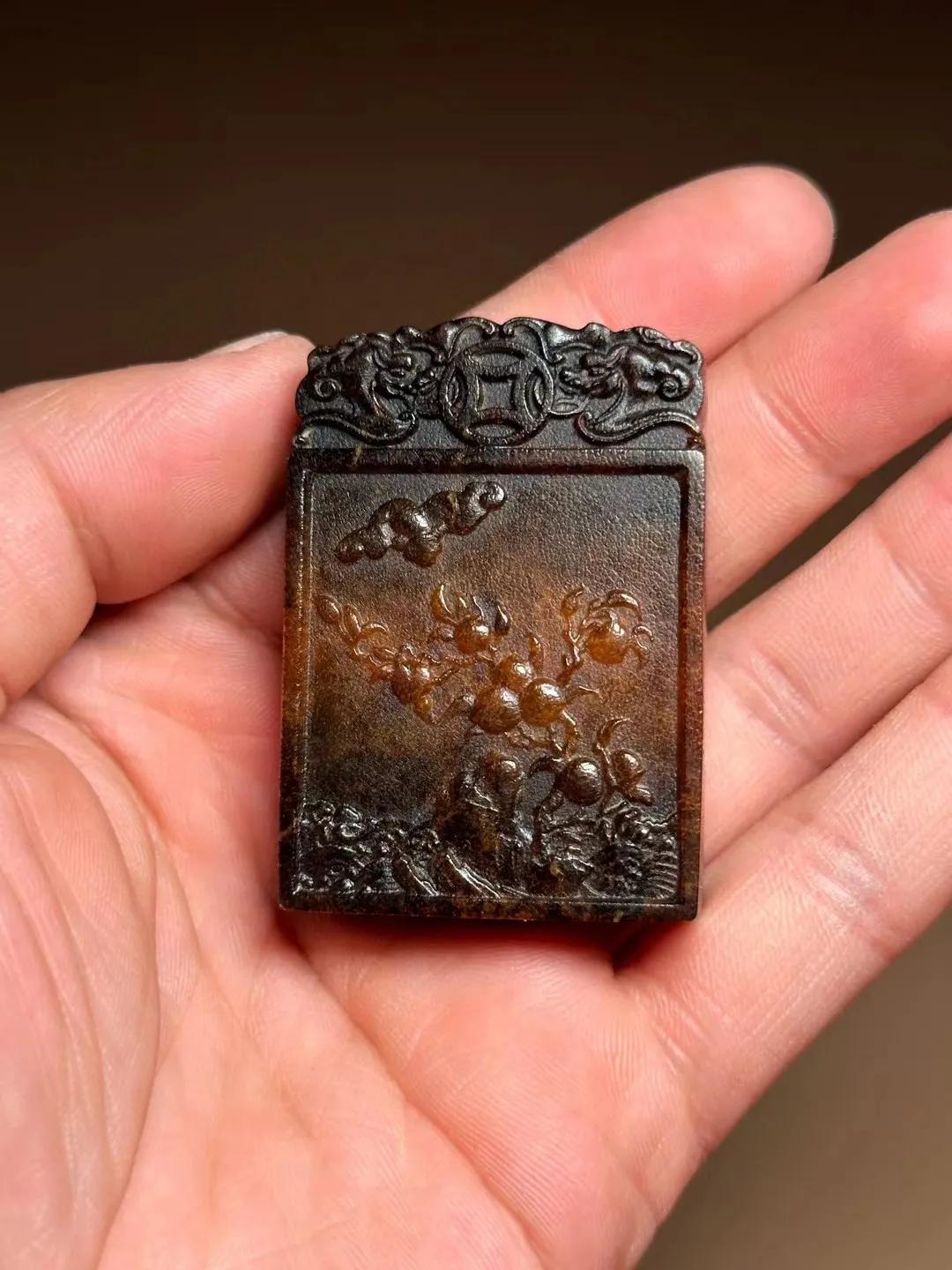 自己收藏的一块犀角老料雕的老牌子，形制规整特别有古味儿。你瞅瞅这雕工特讲究——藤
