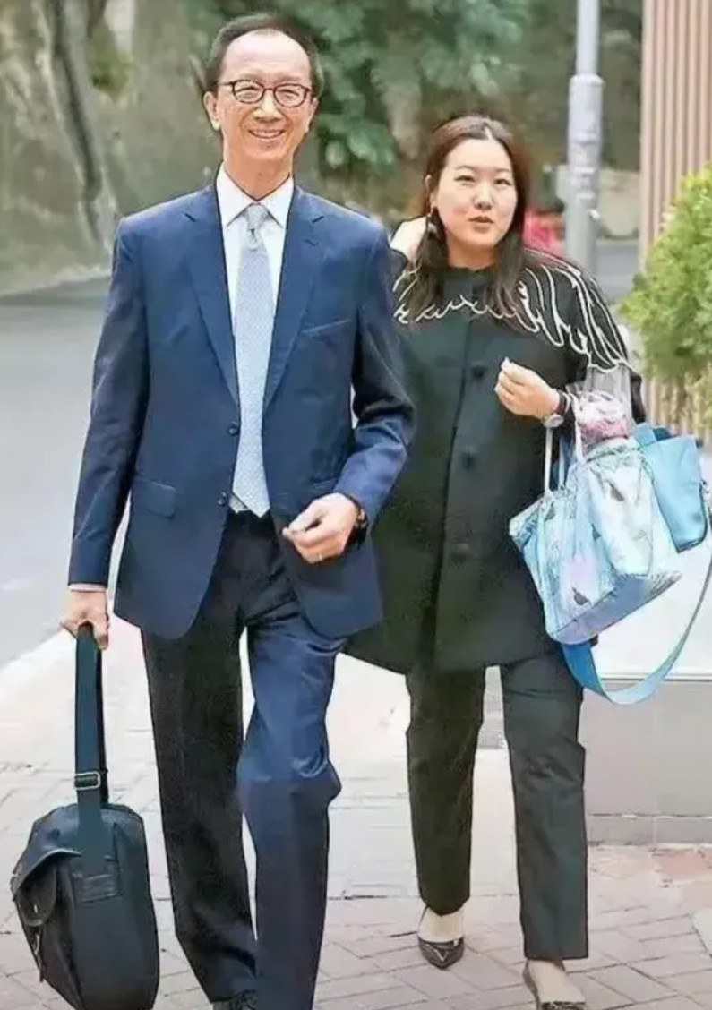 同样是嫁入豪门，为什么伏明霞没有郭晶晶那么耀眼？不是因为伏明霞老公的财力不如霍启