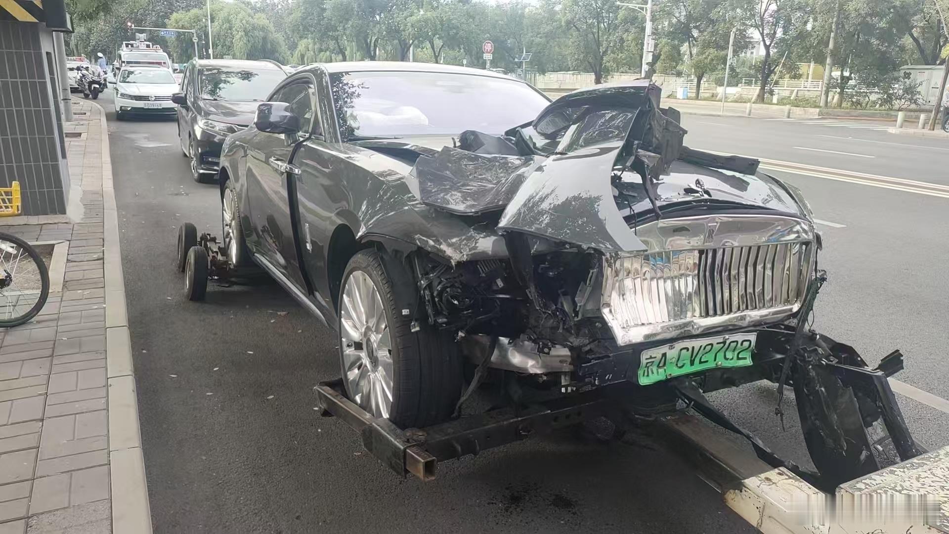 逆行撞车，陈震的闪灵不知道有没有上商业险的（之前他说过屯的豪车太多，有的车一年只