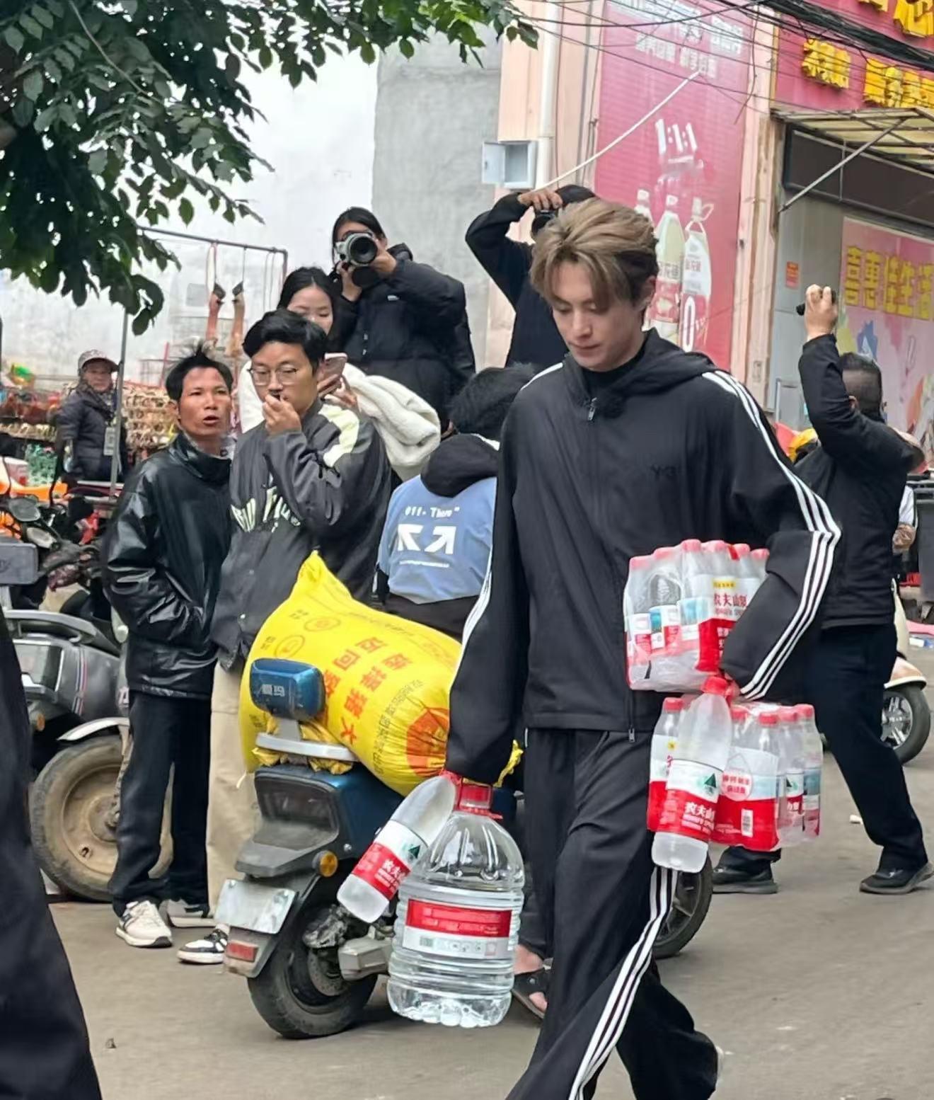 王鹤棣大力气此词条也是单押上了，王鹤棣抗水好man，男友力爆棚